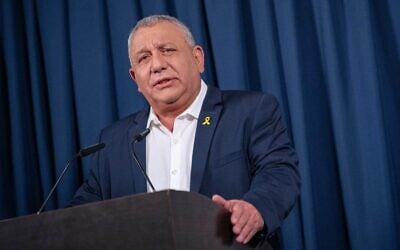 Le député Gadi Eisenkot tenant une conférence de presse après avoir annoncé sa démission de la Knesset et son départ du parti HaMahane HaMamlahti, à Tel Aviv, le 1ᵉʳ juillet 2025. (Crédit : Erik Marmor/Flash90)