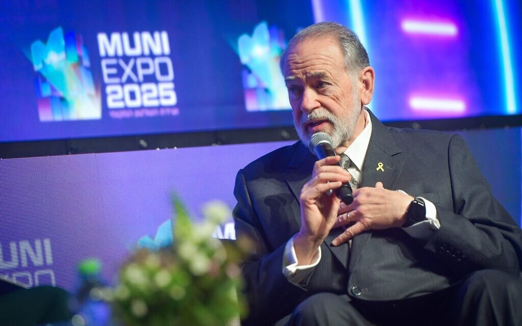 L'ambassadeur américain en Israël, Mike Huckabee lors de la conférence Muni Expo 2025 à Tel Aviv, le 15 juillet 2025. (Crédit : Avshalom Sassoni/Flash90)
