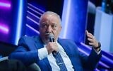 Le député Avigdor Liberman pendant un discours prononcé lors de la conférence Muni Expo 2025, à Tel Aviv, le 15 juillet 2025. (Crédit : Avshalom Sassoni/Flash90)