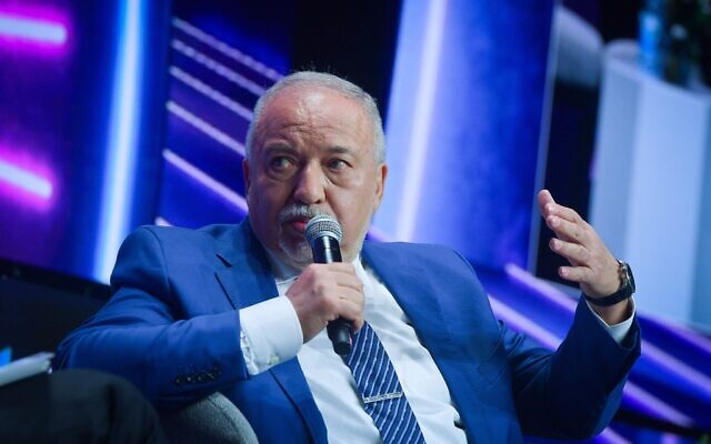 Le député Avigdor Liberman pendant un discours prononcé lors de la conférence Muni Expo 2025, à Tel Aviv, le 15 juillet 2025. (Crédit : Avshalom Sassoni/Flash90)