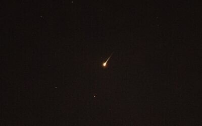 Un système de défense aérienne israélien lance des missiles intercepteurs contre un missile tiré par les Houthis du Yémen, soutenus par l'Iran, vu depuis Jérusalem, le 25 juillet 2025. (Crédit : Yonatan Sindel/Flash90)