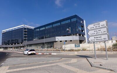Illustration : Un nouvel immeuble de bureaux en construction, à Sderot, le 28 juillet 2025. (Crédit : Yossi Aloni/FLASH90)