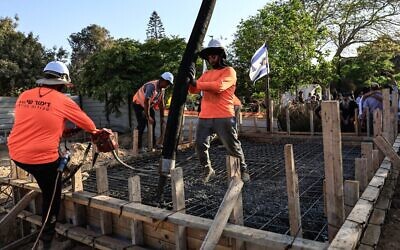 Une cérémonie marquant la reconstruction du kibboutz Nir Oz, dans le sud d’Israël, après le pogrom perpétré par le groupe terroriste palestinien du Hamas le 7 octobre 2023, le 7 août 2025. (Crédit : Tsafrir Abayov/FLASH90)