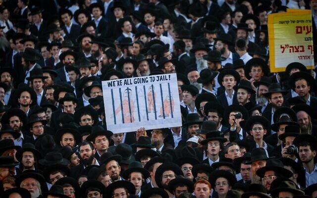 Des Juifs ultra-orthodoxes bloquant une route lors d'une manifestation contre l'emprisonnement d'étudiants en yeshiva qui n'ont pas respecté un ordre de recrutement de l'armée, à Jérusalem, le 7 août 2025. (Crédit : Yonatan Sindel/Flash90) Des Juifs ultra-orthodoxes bloquant une route lors d'une manifestation contre l'emprisonnement d'étudiants en yeshiva qui n'ont pas respecté un ordre de recrutement de l'armée, à Jérusalem, le 7 août 2025. (Crédit : Yonatan Sindel/Flash90)
