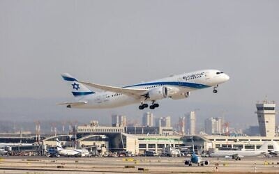 Un vol El Al décollant de l'aéroport Ben Gurion, près de Tel Aviv, le 14 août 2025. (Crédit : Yossi Aloni/Flash90)