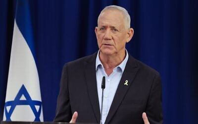 Benny Gantz s'exprimant lors d'une conférence de presse, à Tel Aviv, le 23 août 2025. (Crédit : Tal Gal/Flash90)