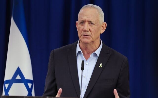 Benny Gantz s'exprimant lors d'une conférence de presse, à Tel Aviv, le 23 août 2025. (Crédit : Tal Gal/Flash90)