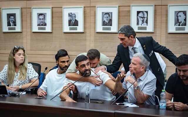 D'anciens soldats israéliens souffrant de stress post-traumatique assistent à une réunion de la commission des affaires étrangères et de la défense à la Knesset, à Jérusalem, le 15 septembre 2025. (Crédit : Oren Ben Hakoon/Flash90)