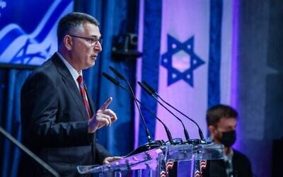 Le ministre des Affaires étrangères Gideon Saar s'exprimant lors d'une cérémonie au ministère des Affaires étrangères, à Jérusalem, le 15 septembre 2025. (Crédit : Olivier Fitoussi/POOL)