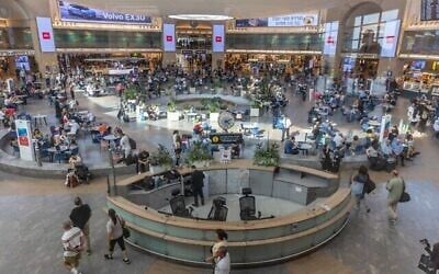 Des voyageurs dans le hall des départs, à l'aéroport international Ben Gurion, le 15 septembre 2025. (Crédit : Yossi Aloni/FLASH90)