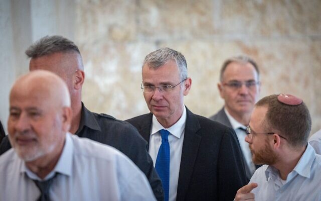 Le ministre de la Justice Yariv Levin arrive à la Cour suprême pour la cérémonie de départ à la retraite du juge Yosef Elron, le 18 septembre 2025. (Crédit : Yonatan Sindel/Flash90) Le ministre de la Justice Yariv Levin arrive à la Cour suprême pour la cérémonie de départ à la retraite du juge Yosef Elron, le 18 septembre 2025. (Crédit : Yonatan Sindel/Flash90)