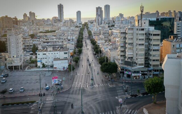 Des habitants font du vélo dans les rues désertes de Netanya, le jour de Yom Kippour, le 2 octobre 2025. (Crédit : Chen Leopold/Flash90) Des habitants font du vélo dans les rues désertes de Netanya, le jour de Yom Kippour, le 2 octobre 2025. (Crédit : Chen Leopold/Flash90)