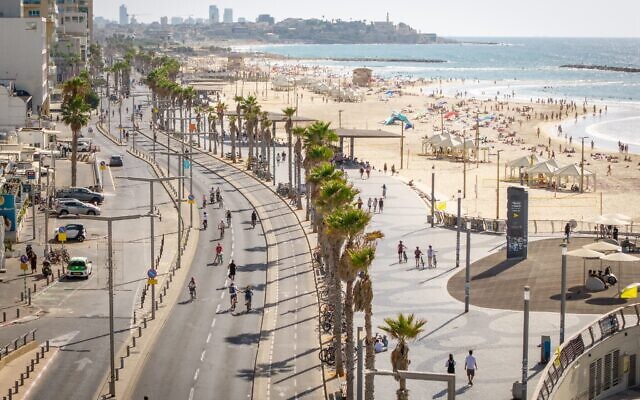 Les rues désertée par les voitures à Tel Aviv, pendant Yom Kippour, le 2 octobre 2025 (Erik Marmor/Flash 90) Les rues désertée par les voitures à Tel Aviv, pendant Yom Kippour, le 2 octobre 2025 (Erik Marmor/Flash 90)