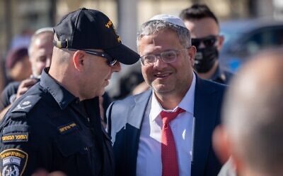 Le ministre de la Sécurité nationale, Itamar Ben Gvir, à l'entrée du mont du Temple, avant d'y entrer, dans la Vieille Ville de Jérusalem, le 8 octobre 2025. (Crédit : Chaïm Goldberg/FLASH90)
