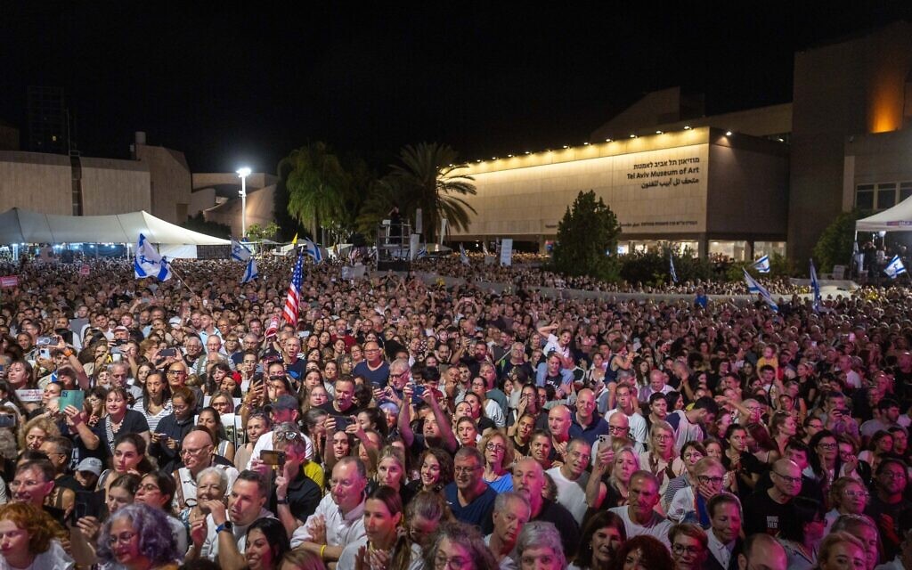 Des centaines de milliers de personnes se rassemblent lors du rassemblement hebdomadaire sur la Place des Otages à Tel Aviv, le 11 octobre 2025 (Crédit : Chaim Goldberg/Flash90)