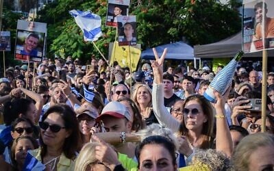 Des milliers de personnes se rassemblent sur la place des Otages pour célébrer le retour des otages, le 13 octobre 2025. (Crédit : Avshalom Sassoni/Flash90) Des milliers de personnes se rassemblent sur la place des Otages pour célébrer le retour des otages, le 13 octobre 2025. (Crédit : Avshalom Sassoni/Flash90)