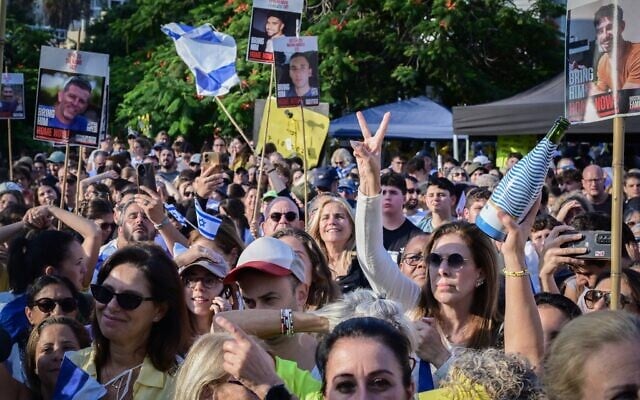 Des milliers de personnes se rassemblent sur la place des Otages pour célébrer le retour des otages, le 13 octobre 2025. (Crédit : Avshalom Sassoni/Flash90)