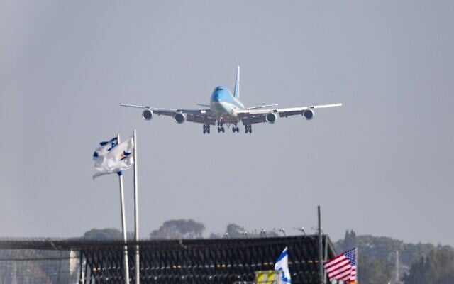 L'Air Force One du président américain Donald Trump atterrissant à l'aéroport Ben Gurion, le 13ᵉʳ octobre 2025. (Crédit : Flash90)