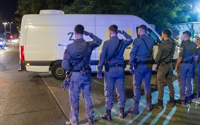 Les forces de sécurité israéliennes rendent hommage aux quatre otages dont les dépouilles sont transportées par un convoi arrivant à l'institut médico-légal Abu Kabir à Tel Aviv, le 13 octobre 2025 (Crédit : Dor Pazuelo/Flash90).