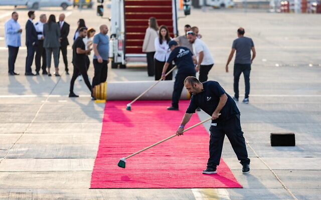 Un employé nettoie le tapis rouge avant l'arrivée du président américain Donald Trump à l'aéroport Ben Gourion, près de Tel Aviv, le 13 octobre 2025 (Crédit : Noam Revkin Fenton/Flash90). Un employé nettoie le tapis rouge avant l'arrivée du président américain Donald Trump à l'aéroport Ben Gourion, près de Tel Aviv, le 13 octobre 2025 (Crédit : Noam Revkin Fenton/Flash90).