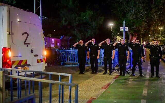 Les forces de sécurité rendant hommage alors que le convoi transportant quatre corps, dont trois otages, arrivant à l'Institut médico-légal Abu Kabir de Tel Aviv, le 15 octobre 2025. (Crédit : Avshalom Sassoni/Flash90) Les forces de sécurité rendant hommage alors que le convoi transportant quatre corps, dont trois otages, arrivant à l'Institut médico-légal Abu Kabir de Tel Aviv, le 15 octobre 2025. (Crédit : Avshalom Sassoni/Flash90)