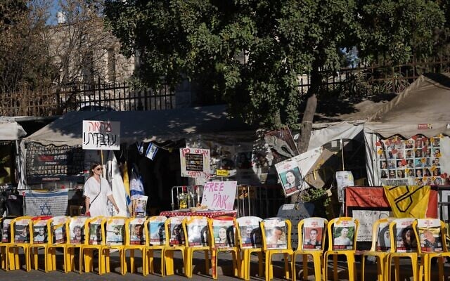 Des chaises ornées de photos d'otages israéliens, dont certains ont été libérés il y a quelques jours et d'autres dont les corps sont toujours détenus par le Hamas, à Jérusalem, le 15 octobre 2025. (Crédit : Chaim Goldberg/Flash90) Des chaises ornées de photos d'otages israéliens, dont certains ont été libérés il y a quelques jours et d'autres dont les corps sont toujours détenus par le Hamas, à Jérusalem, le 15 octobre 2025. (Crédit : Chaim Goldberg/Flash90)