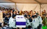 La famille et les amis du capitaine Daniel Perez, soldat israélien pris en otage et assassiné, assistant à ses funérailles, au cimetière militaire du mont Herzl, à Jérusalem, le 15 octobre 2025. (Crédit : Chaïm Goldberg/Flash90)