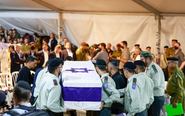 La famille et les amis du capitaine Daniel Perez, soldat israélien pris en otage et assassiné, assistant à ses funérailles, au cimetière militaire du mont Herzl, à Jérusalem, le 15 octobre 2025. (Crédit : Chaïm Goldberg/Flash90) La famille et les amis du capitaine Daniel Perez, soldat israélien pris en otage et assassiné, assistant à ses funérailles, au cimetière militaire du mont Herzl, à Jérusalem, le 15 octobre 2025. (Crédit : Chaïm Goldberg/Flash90)