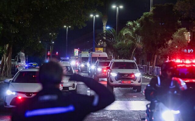 Un convoi transportant les corps de trois otages arrivant à l'institut médico-légal Abu Kabir, à Tel Aviv, le 15 octobre 2025. (Crédit : Jamal Awad/Flash90) Un convoi transportant les corps de trois otages arrivant à l'institut médico-légal Abu Kabir, à Tel Aviv, le 15 octobre 2025. (Crédit : Jamal Awad/Flash90)