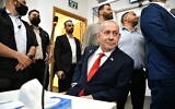 Le Premier ministre Benjamin Netanyahu assistant à une audience dans le cadre de son procès pour corruption, au tribunal de Tel Aviv, le 15 octobre 2025. (Crédit : Reuven Kastro/POOL)