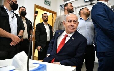 Le Premier ministre Benjamin Netanyahu assistant à une audience dans le cadre de son procès pour corruption, au tribunal de Tel Aviv, le 15 octobre 2025. (Crédit : Reuven Kastro/POOL)