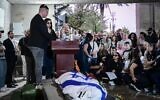 Shahar Levy, le fils d'Eitan Levy, prend la parole lors des funérailles de son père à Bat Yam, le 16 octobre 2025. (Crédit : Avshalom Sassoni/Flash90)