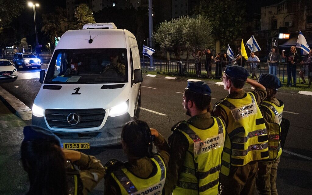 Des citoyens et des soldats israéliens rendent hommage aux otages Inbar Haiman et Muhammad el-Atrash, pendant le transport de leurs dépouilles vers l'institut médico-légal Abu Kabir de Tel Aviv, après avoir été transférés par le Hamas le 16 octobre 2025. (Crédit : Yonatan Sindel/Flash90)