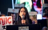Einav Zangauker, mère de l'ex-otage Matan Zangauker, s'exprimant sur la Place des Otages, à Tel Aviv, le 18 octobre 2025. (Crédit : Chaïm Goldberg/Flash90)