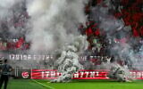 La police montant la garde après l'annulation du match de Premier League israélienne entre l'Hapoel Tel Aviv et le Maccabi Tel Aviv, au stade Bloomfield, à Tel Aviv, le 19 octobre 2025. (Crédit : Flash90)