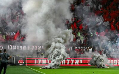 La police montant la garde après l'annulation du match de Premier League israélienne entre l'Hapoel Tel Aviv et le Maccabi Tel Aviv, au stade Bloomfield, à Tel Aviv, le 19 octobre 2025. (Crédit : Flash90)