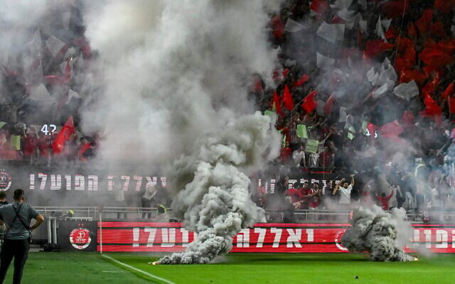 La police montant la garde après l'annulation du match de Premier League israélienne entre l'Hapoel Tel Aviv et le Maccabi Tel Aviv, au stade Bloomfield, à Tel Aviv, le 19 octobre 2025. (Crédit : Flash90)