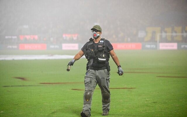 La police montant la garde après l'annulation du match de Premier League israélienne entre l'Hapoel Tel Aviv et le Maccabi Tel Aviv, au stade Bloomfield, à Tel Aviv, le 19 octobre 2025. (Crédit : Flash90) La police montant la garde après l'annulation du match de Premier League israélienne entre l'Hapoel Tel Aviv et le Maccabi Tel Aviv, au stade Bloomfield, à Tel Aviv, le 19 octobre 2025. (Crédit : Flash90)