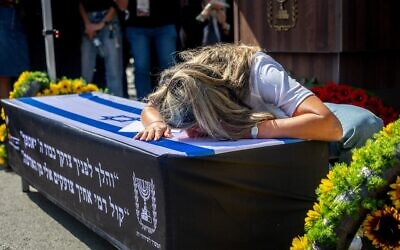 La famille et les amis pleurant lors des funérailles de l'otage assassiné Uriel Baruch, à Jérusalem, le 19 octobre 2025. (Crédit : Yonatan Sindel/FLASH90)