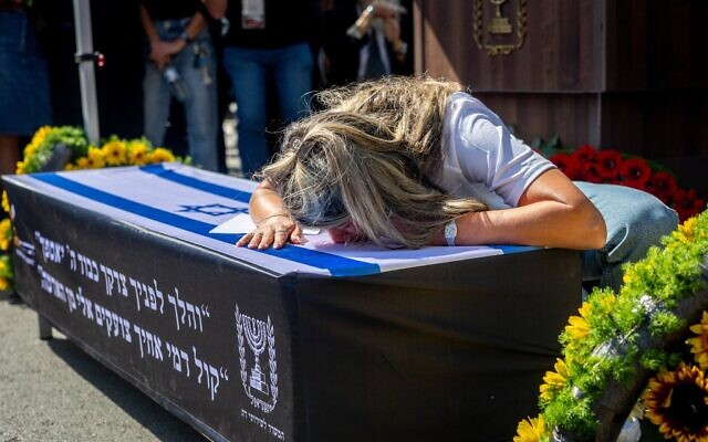 La famille et les amis pleurant lors des funérailles de l'otage assassiné Uriel Baruch, à Jérusalem, le 19 octobre 2025. (Crédit : Yonatan Sindel/FLASH90)