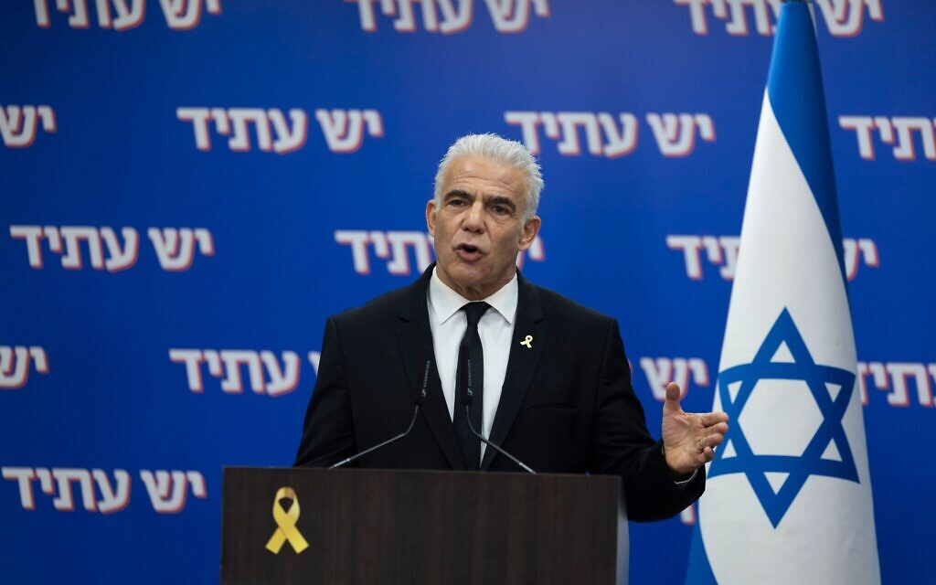 Le chef de l'opposition et président du parti Yesh Atid, Yair Lapid, dirige une réunion de faction à la Knesset le 20 octobre 2025. (Crédit : Chaim Goldberg/Flash90) Le chef de l'opposition et président du parti Yesh Atid, Yair Lapid, dirige une réunion de faction à la Knesset le 20 octobre 2025. (Crédit : Chaim Goldberg/Flash90)
