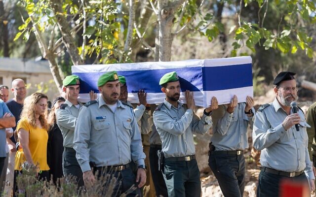 La famille et les amis assistant aux funérailles du major Yaniv Kula au, cimetière militaire du mont Herzl, à Jérusalem, le 20 octobre 2025. (Crédit : Yonatan Sindel/Flash90) La famille et les amis assistant aux funérailles du major Yaniv Kula au, cimetière militaire du mont Herzl, à Jérusalem, le 20 octobre 2025. (Crédit : Yonatan Sindel/Flash90)
