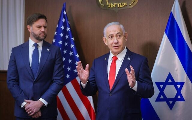 Le Premier ministre Benjamin Netanyahu, à droite, s'exprime aux côtés du vice-président américain JD Vance au bureau du Premier ministre à Jérusalem, le 22 octobre 2025. (Crédit : Marc Israel Sellem)