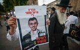 Des Juifs ultra-orthodoxes participant à une manifestation contre l'emprisonnement d'étudiants en yeshiva qui ont ignoré les ordres d'enrôlement, à Mea Shearim, le 22 octobre 2025. (Crédit : Yonatan Sindel/Flash90)