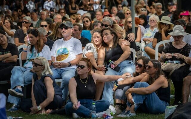 La famille et les amis assistent aux funérailles de Tamir Adar, otage assassiné, au kibboutz Nir Oz, le 23 octobre 2025. (Crédit : Chaim Goldberg/Flash90)