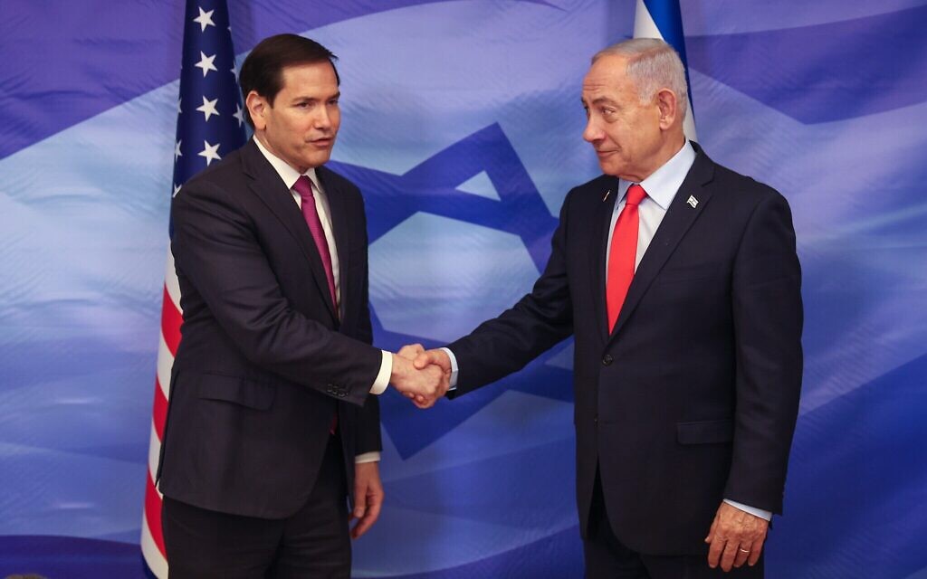 Le secrétaire d'État américain Marco Rubio (à gauche) et le Premier ministre Benjamin Netanyahu font de brèves déclarations à la presse au bureau de Netanyahu à Jérusalem, le 23 octobre 2025. (Crédit : Oren Ben Hakoon/Flash90) Le secrétaire d'État américain Marco Rubio (à gauche) et le Premier ministre Benjamin Netanyahu font de brèves déclarations à la presse au bureau de Netanyahu à Jérusalem, le 23 octobre 2025. (Crédit : Oren Ben Hakoon/Flash90)