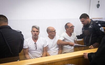 Des militants, arrêtés pour avoir incendié des bennes à ordures et une voiture près de la résidence du Premier ministre, comparaissant devant le tribunal de Jérusalem, le 26 octobre 2025. (Crédit : Chaïm Goldberg/Flash90)