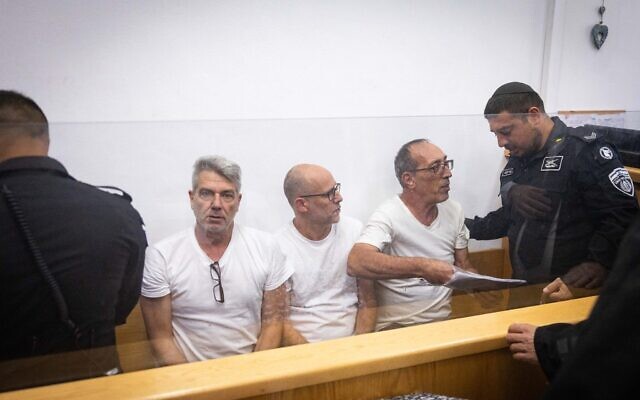 Des militants, arrêtés pour avoir incendié des bennes à ordures et une voiture près de la résidence du Premier ministre, comparaissant devant le tribunal de Jérusalem, le 26 octobre 2025. (Crédit : Chaïm Goldberg/Flash90) Des militants, arrêtés pour avoir incendié des bennes à ordures et une voiture près de la résidence du Premier ministre, comparaissant devant le tribunal de Jérusalem, le 26 octobre 2025. (Crédit : Chaïm Goldberg/Flash90)