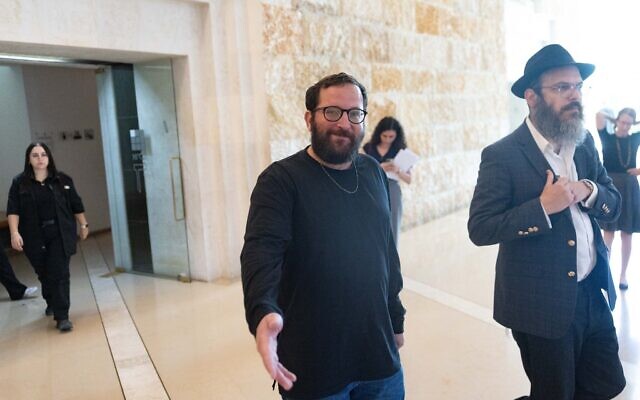 Jonatan Urich (au centre) après une audience à la Cour suprême de Jérusalem, le 27 octobre 2025 (Crédit : Chaim Goldberg/Flash90)