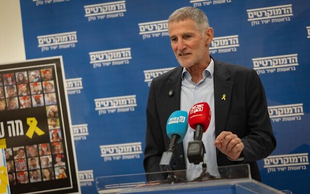 Le chef du parti Les Démocrates, Yaïr Golan, présidant une réunion de sa faction, à la Knesset, à Jérusalem, le 27 octobre 2025. (Crédit : Yonatan Sindel)